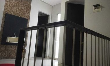 Rumah Nyaman 2 Lantai di Tengah Kota Furnish