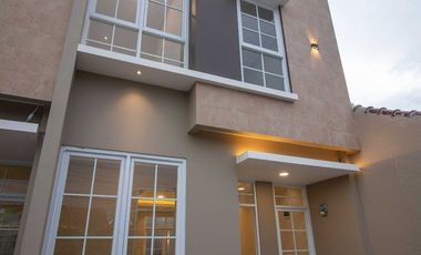 Rumah baru 2 lantai komplek cisaranten arcamanik kota Bandung