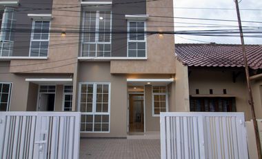 Rumah baru 2 lantai komplek cisaranten arcamanik kota Bandung