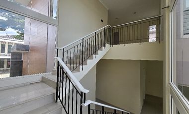 Disewakan rumah siap huni orlanda hadap utara di alam sutera