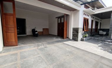 Rumah mewah plus kolam renang di sumber Banjarsari solo kota