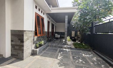 Rumah mewah plus kolam renang di sumber Banjarsari solo kota