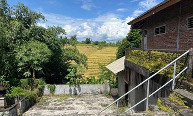 Di jual tanah berisi bangunan dekat dengan pantai
