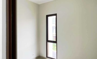 CLUSTER BURGUNDY SUMARECON RUMAH 2 LT KONDISI KOSONG SIAP HUNI S671