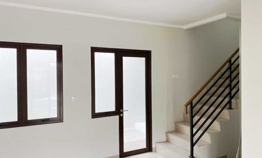 CLUSTER BURGUNDY SUMARECON RUMAH 2 LT KONDISI KOSONG SIAP HUNI S671