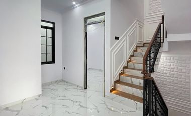 RUMAH BARU MEWAH DALAM TOWNHOUSE ELITE DI JAGAKARSA RAYA
