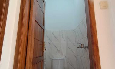 RUMAH DENGAN PINTU FULL JATI DAN MODEL KEKINIAN, cuman 300 jt an
