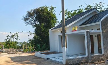 RUMAH DENGAN PINTU FULL JATI DAN MODEL KEKINIAN, cuman 300 jt an