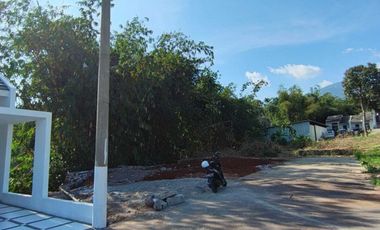 RUMAH DENGAN PINTU FULL JATI DAN MODEL KEKINIAN, cuman 300 jt an