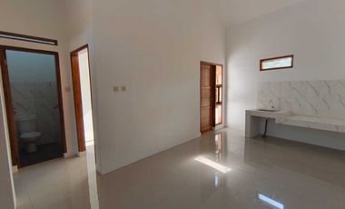 RUMAH DENGAN PINTU FULL JATI DAN MODEL KEKINIAN, cuman 300 jt an