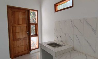 RUMAH DENGAN PINTU FULL JATI DAN MODEL KEKINIAN, cuman 300 jt an