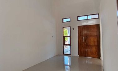 RUMAH DENGAN PINTU FULL JATI DAN MODEL KEKINIAN, cuman 300 jt an