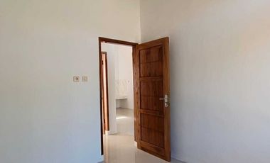 RUMAH DENGAN PINTU FULL JATI DAN MODEL KEKINIAN, cuman 300 jt an