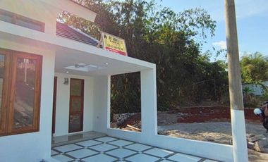 RUMAH DENGAN PINTU FULL JATI DAN MODEL KEKINIAN, cuman 300 jt an