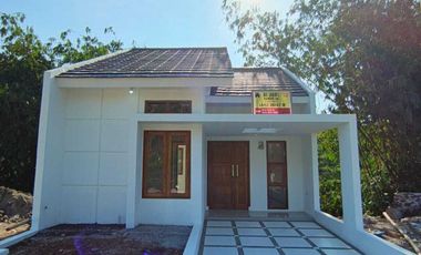 RUMAH DENGAN PINTU FULL JATI DAN MODEL KEKINIAN, cuman 300 jt an