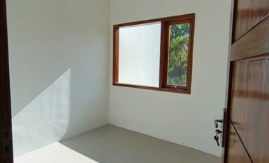 RUMAH DENGAN PINTU FULL JATI DAN MODEL KEKINIAN, cuman 300 jt an