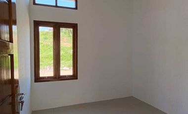 RUMAH DENGAN PINTU FULL JATI DAN MODEL KEKINIAN, cuman 300 jt an