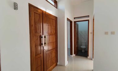 RUMAH DENGAN PINTU FULL JATI DAN MODEL KEKINIAN, cuman 300 jt an