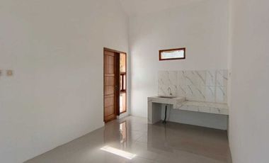 RUMAH DENGAN PINTU FULL JATI DAN MODEL KEKINIAN, cuman 300 jt an