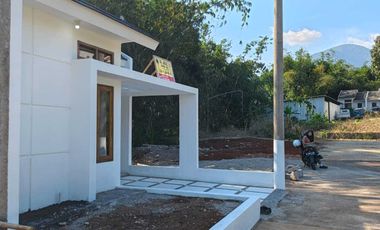 RUMAH DENGAN PINTU FULL JATI DAN MODEL KEKINIAN, cuman 300 jt an
