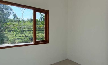 RUMAH DENGAN PINTU FULL JATI DAN MODEL KEKINIAN, cuman 300 jt an