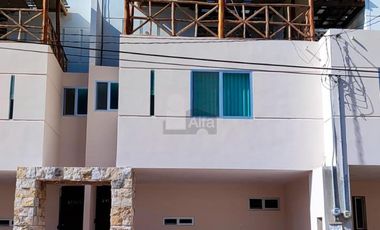 Villa de 3 niveles, 3 recamaras, a 1 cuadra del mar de Chicxulub Pto. Ideal para rentas vacacionales