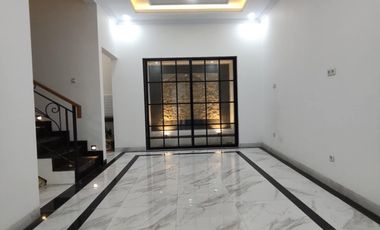 Rumah American Modern Clasic Dalam TownHouse Jagakarsa Jakarta Selata