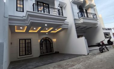 Rumah American Modern Clasic Dalam TownHouse Jagakarsa Jakarta Selata