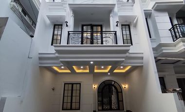 Rumah American Modern Clasic Dalam TownHouse Jagakarsa Jakarta Selata