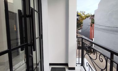 Rumah American Modern Clasic Dalam TownHouse Jagakarsa Jakarta Selata