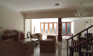 Rumah Furnish 2 Lantai Dalam Perum Lokasi Dekat Plaza Ambarukmo