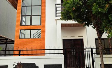 Disewakan Rumah Cantik Halaman Luas Dekat Akses KRL di Bintaro