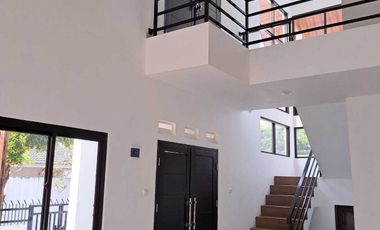 Disewakan Rumah Cantik Halaman Luas Dekat Akses KRL di Bintaro