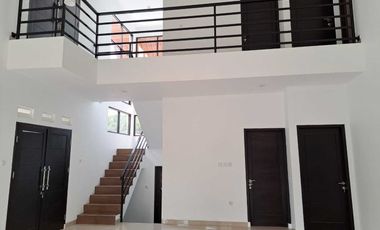 Disewakan Rumah Cantik Halaman Luas Dekat Akses KRL di Bintaro