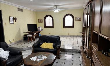 CASA EN VENTA EN AV. FLORES MAGON