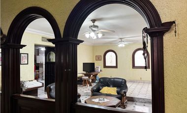 CASA EN VENTA EN AV. FLORES MAGON