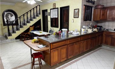 CASA EN VENTA EN AV. FLORES MAGON