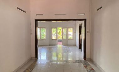 Disewakan Rumah Usaha Jl. Kampar Dekat Mayjend dan Diponegoro