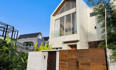 Villa Modern Mewah 2 Lantai dengan Kolam Renang di Ungasan