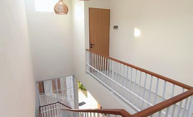 Villa Modern Mewah 2 Lantai dengan Kolam Renang di Ungasan