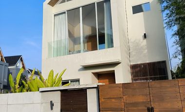 Villa Modern Mewah 2 Lantai dengan Kolam Renang di Ungasan