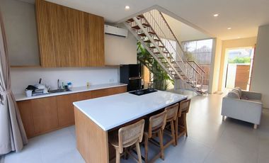 Villa Modern Mewah 2 Lantai dengan Kolam Renang di Ungasan