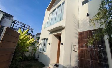Villa Modern Mewah 2 Lantai dengan Kolam Renang di Ungasan