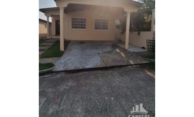 AMPLIA CASA CON PATIO Y 3 RECMARAS – BRISAS DEL GOLF