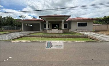 ALQUILER DE CASA EN DAVID SAN CARLITOS  CERCADA 4R