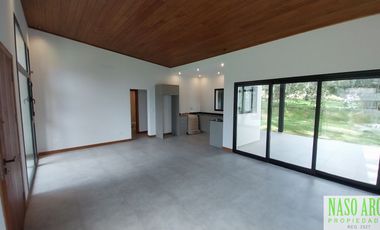 Propiedad de diseño a estrenar en venta en Sierra de los Padres. Gas natural