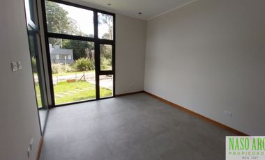 Propiedad de diseño a estrenar en venta en Sierra de los Padres. Gas natural