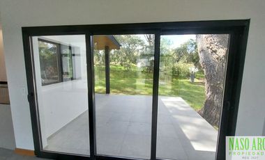 Propiedad de diseño a estrenar en venta en Sierra de los Padres. Gas natural