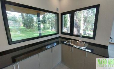 Propiedad de diseño a estrenar en venta en Sierra de los Padres. Gas natural