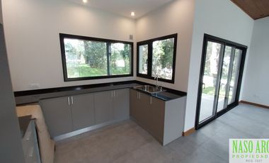 Propiedad de diseño a estrenar en venta en Sierra de los Padres. Gas natural